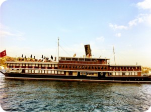 Boğazdan geçen otantik gemi İstanbul'a Lale Zamanı Geldi