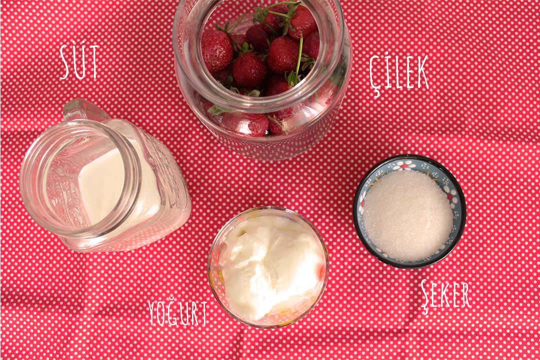 Çilekli Smoothie 3 cilektli smoothie