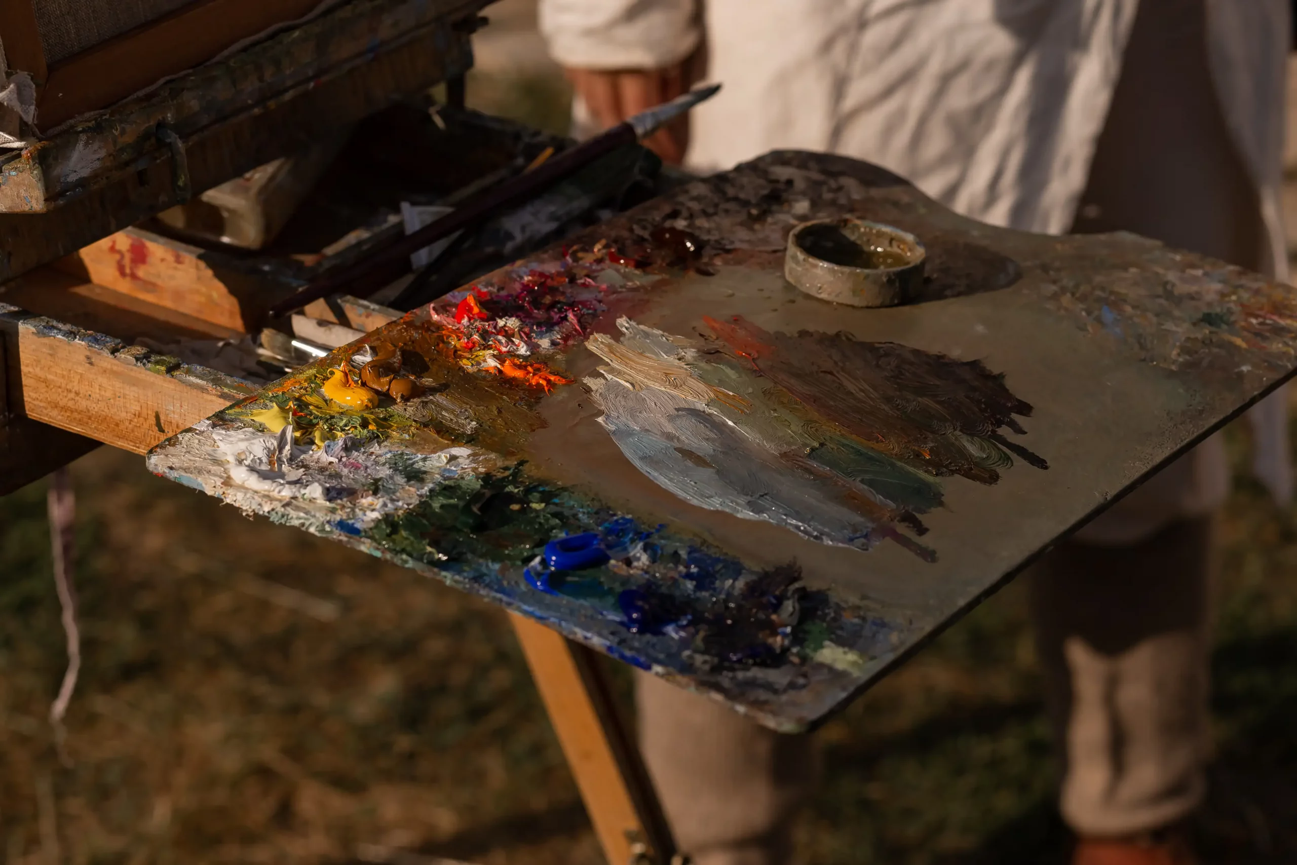 artist-s-palette-with-oil-paints-2022-11-09-05-16-41-utc