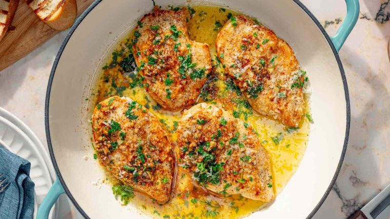 Sebzelerle servis edilmiş, fırında ve tavada pişirilmiş farklı tavuk yemekleri