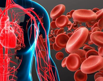 Yorgun ve halsiz görünen bir kadın, ellerini hafifçe başına koymuş.