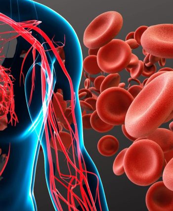 Yorgun ve halsiz görünen bir kadın, ellerini hafifçe başına koymuş.