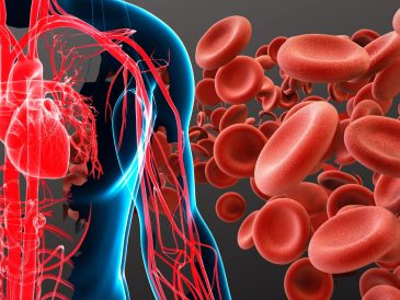 Yorgun ve halsiz görünen bir kadın, ellerini hafifçe başına koymuş.