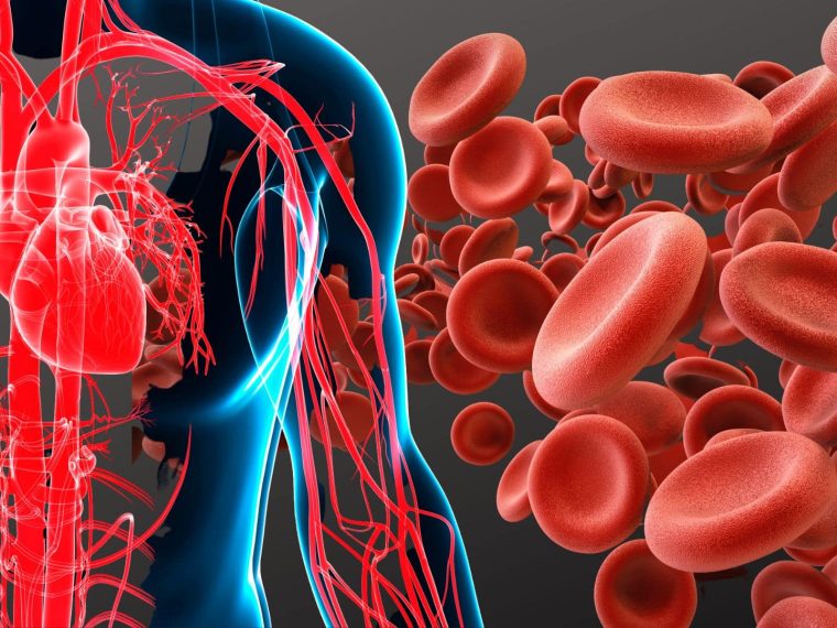 Yorgun ve halsiz görünen bir kadın, ellerini hafifçe başına koymuş.