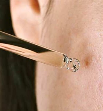 Doğal cilt bakımını yanlış uygulayan bir kişinin cilt bakımı yaparken yaptığı hatalar.