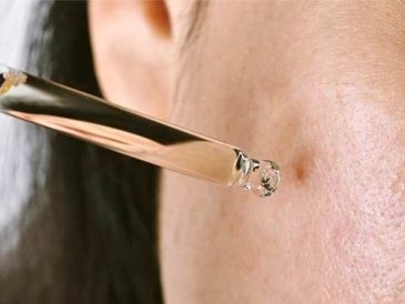 Doğal cilt bakımını yanlış uygulayan bir kişinin cilt bakımı yaparken yaptığı hatalar.