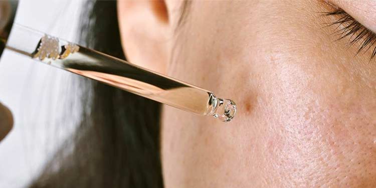 Doğal cilt bakımını yanlış uygulayan bir kişinin cilt bakımı yaparken yaptığı hatalar.