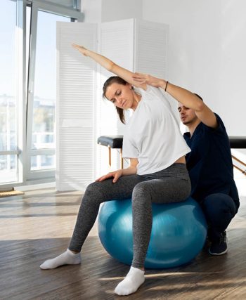 Sırt kaslarını güçlendirmek için plank pozisyonunda duran bir kişi, spor salonunda egzersiz yapıyor.