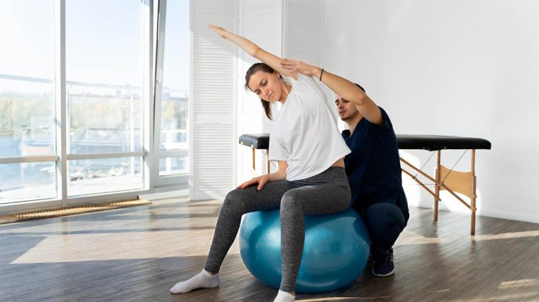 Sırt kaslarını güçlendirmek için plank pozisyonunda duran bir kişi, spor salonunda egzersiz yapıyor.