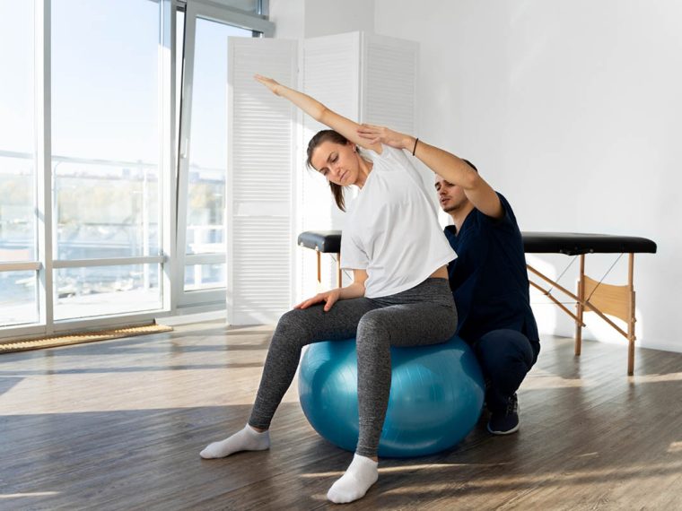 Sırt kaslarını güçlendirmek için plank pozisyonunda duran bir kişi, spor salonunda egzersiz yapıyor.