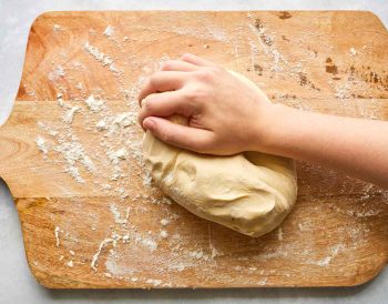 Ev ortamında cam kase içinde mayalanmaya bırakılmış pizza hamuru