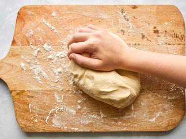 Ev ortamında cam kase içinde mayalanmaya bırakılmış pizza hamuru