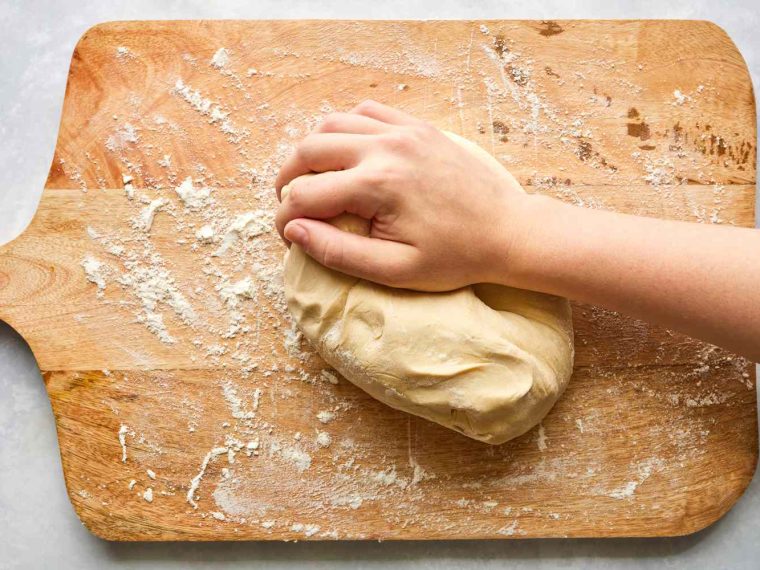 Ev ortamında cam kase içinde mayalanmaya bırakılmış pizza hamuru