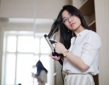 Saç uzatma yöntemlerini evde uygulayan bir kadının doğal bakım uygulaması.