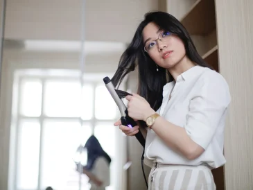 Saç uzatma yöntemlerini evde uygulayan bir kadının doğal bakım uygulaması.