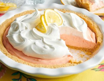 Çilek ve bisküviyle süslenmiş pratik, fırınsız tatlılar tabağı