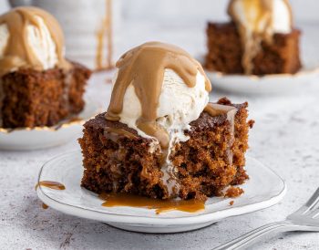 Badem unu ile hazırlanmış, üzeri meyvelerle süslenmiş dilim glutensiz kek