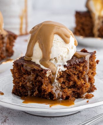 Badem unu ile hazırlanmış, üzeri meyvelerle süslenmiş dilim glutensiz kek