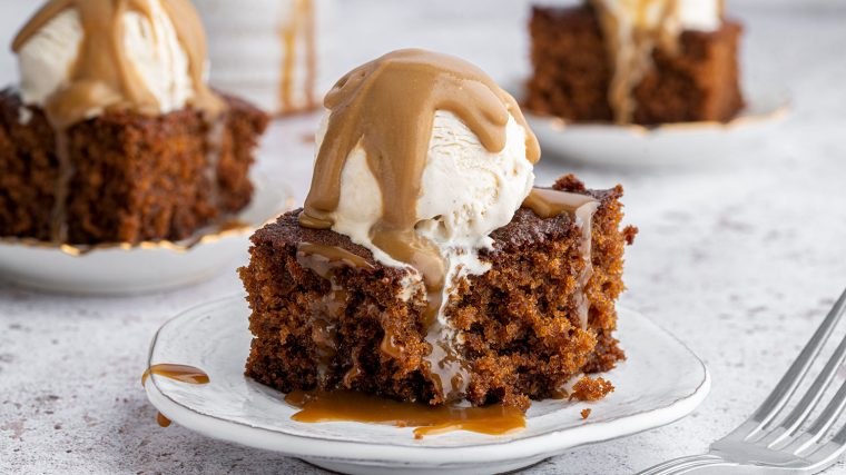 Badem unu ile hazırlanmış, üzeri meyvelerle süslenmiş dilim glutensiz kek