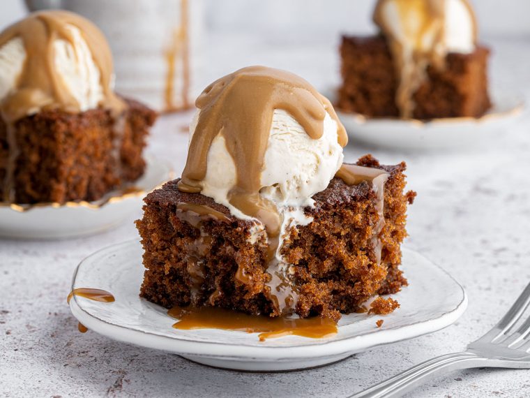 Badem unu ile hazırlanmış, üzeri meyvelerle süslenmiş dilim glutensiz kek