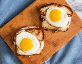 Farklı şekillerde hazırlanmış omlet, menemen, haşlanmış, poşe ve fırında yumurtalarla dolu şık bir kahvaltı masası.