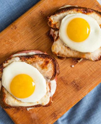 Farklı şekillerde hazırlanmış omlet, menemen, haşlanmış, poşe ve fırında yumurtalarla dolu şık bir kahvaltı masası.