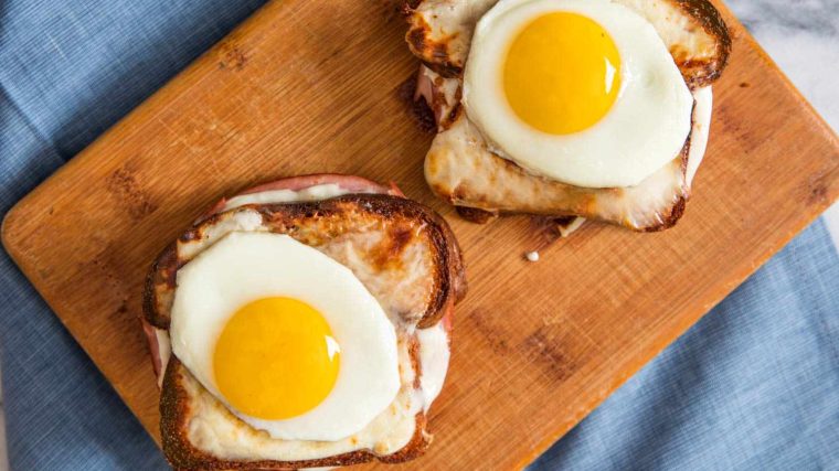 Farklı şekillerde hazırlanmış omlet, menemen, haşlanmış, poşe ve fırında yumurtalarla dolu şık bir kahvaltı masası.