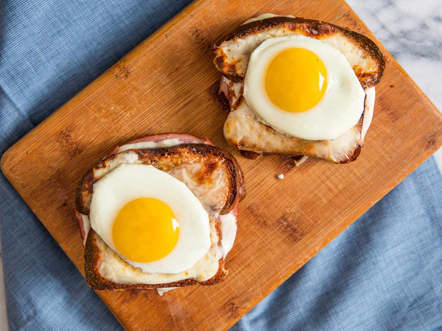 Farklı şekillerde hazırlanmış omlet, menemen, haşlanmış, poşe ve fırında yumurtalarla dolu şık bir kahvaltı masası.