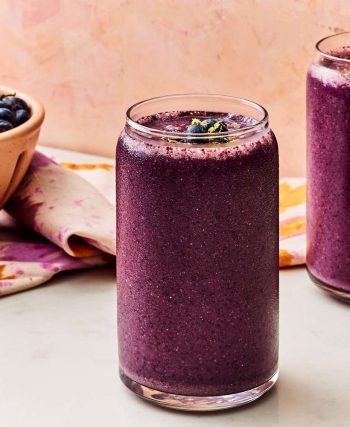 Çilek, yaban mersini, muz ve ıspanak gibi malzemelerle hazırlanmış renkli smoothie bardakları
