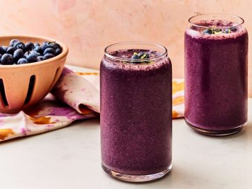 Çilek, yaban mersini, muz ve ıspanak gibi malzemelerle hazırlanmış renkli smoothie bardakları