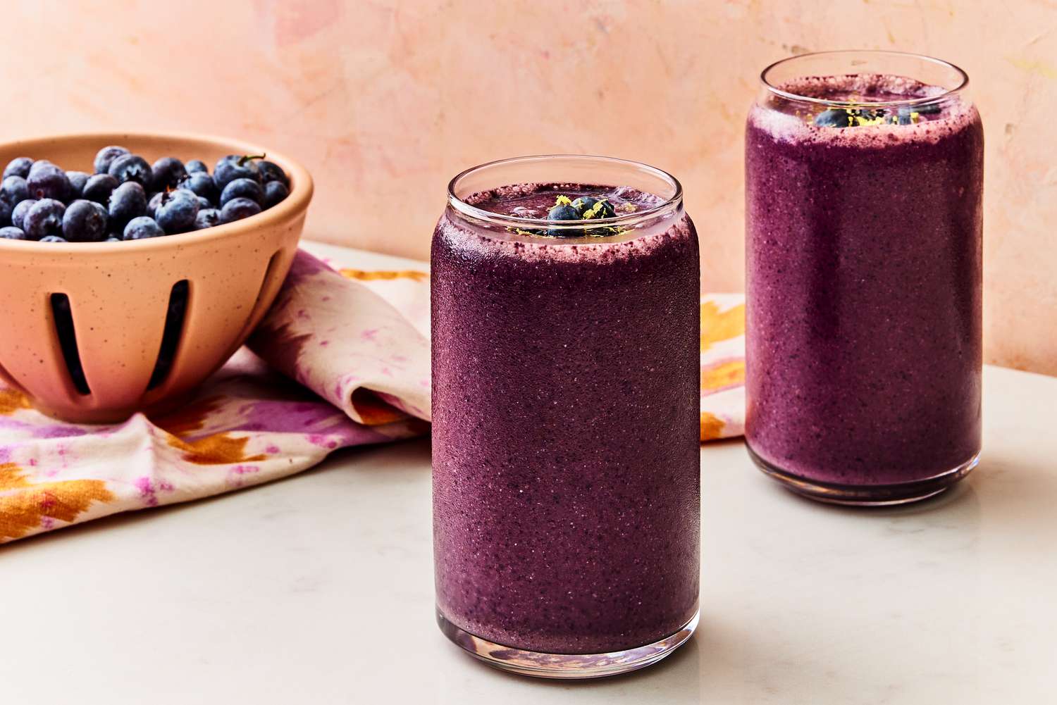 Çilek, yaban mersini, muz ve ıspanak gibi malzemelerle hazırlanmış renkli smoothie bardakları