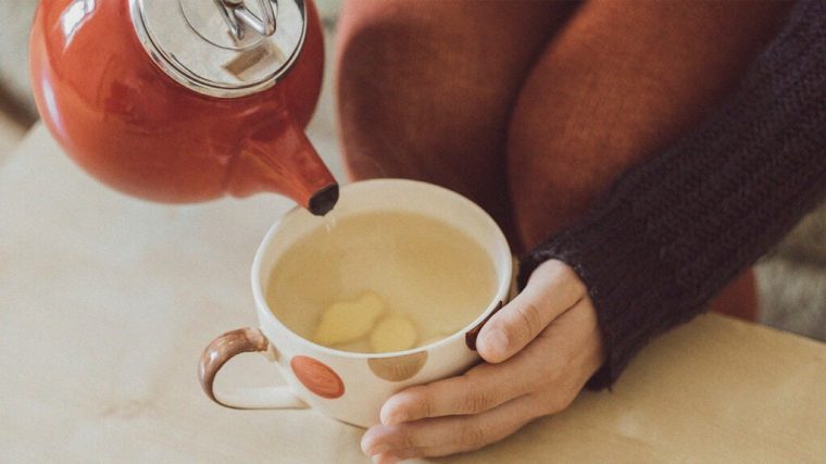 Farklı bitki çaylarının yer aldığı fincanlar; nane, papatya ve rezene çayları.