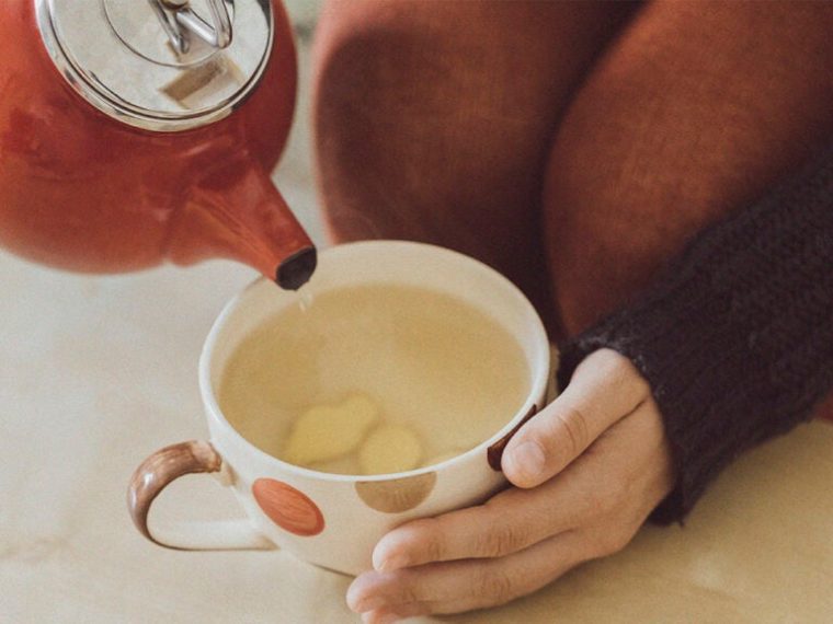 Farklı bitki çaylarının yer aldığı fincanlar; nane, papatya ve rezene çayları.