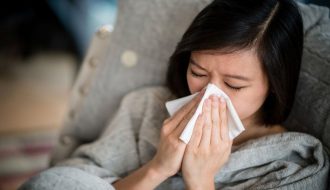 Bitki çayları, taze zencefil, limon ve bal gibi doğal soğuk algınlığı önleyici besinlerin yer aldığı bir masa.