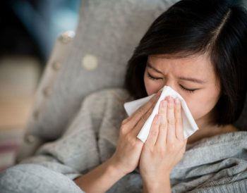 Bitki çayları, taze zencefil, limon ve bal gibi doğal soğuk algınlığı önleyici besinlerin yer aldığı bir masa.