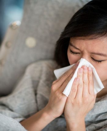 Bitki çayları, taze zencefil, limon ve bal gibi doğal soğuk algınlığı önleyici besinlerin yer aldığı bir masa.