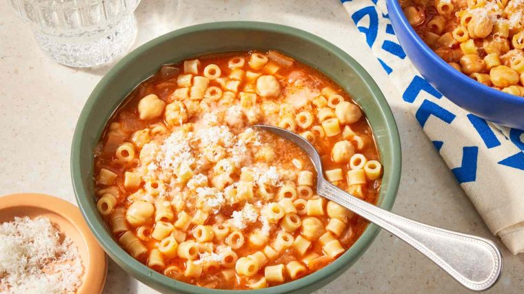 Soğuk bir kış gününde servis edilmiş, buharı üstünde bir kase sıcak çorba