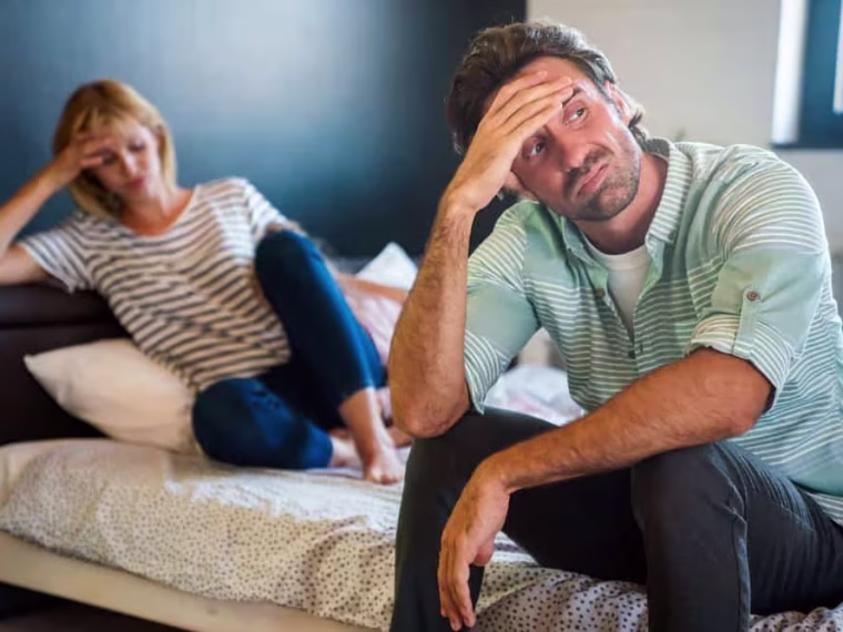 Aile baskısı yaşayan bir gencin duygusal yük altında düşündüğü anı anlatan görsel.