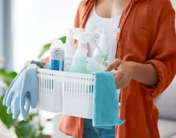 Doğal içerikli temizlik ürünlerinin, limon, lavanta ve bitki yapraklarıyla birlikte yer aldığı ferah ve sade bir temizlik sahnesi.