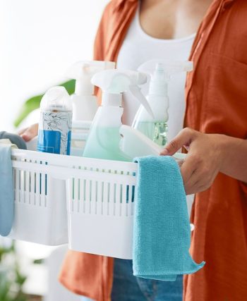 Doğal içerikli temizlik ürünlerinin, limon, lavanta ve bitki yapraklarıyla birlikte yer aldığı ferah ve sade bir temizlik sahnesi.