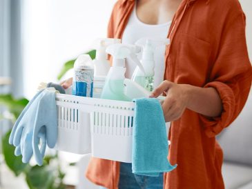 Doğal içerikli temizlik ürünlerinin, limon, lavanta ve bitki yapraklarıyla birlikte yer aldığı ferah ve sade bir temizlik sahnesi.