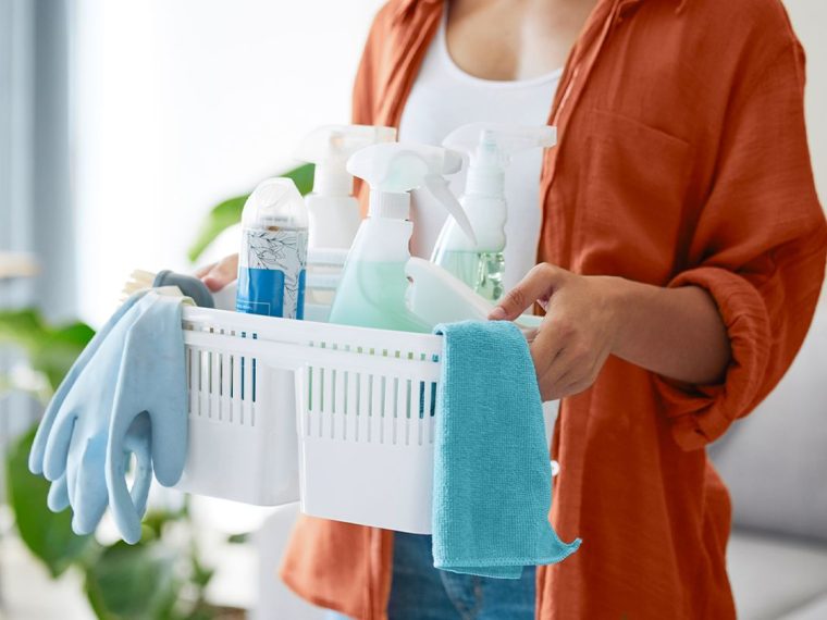 Doğal içerikli temizlik ürünlerinin, limon, lavanta ve bitki yapraklarıyla birlikte yer aldığı ferah ve sade bir temizlik sahnesi.