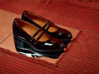 Aynı elbiseyle kombinlenmiş topuklu ayakkabı, beyaz spor ayakkabı, sandalet ve botların yan yana dizildiği; elbisenin alt kısmının da göründüğü kombin seçenekleri.