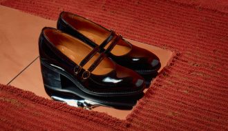 Aynı elbiseyle kombinlenmiş topuklu ayakkabı, beyaz spor ayakkabı, sandalet ve botların yan yana dizildiği; elbisenin alt kısmının da göründüğü kombin seçenekleri.