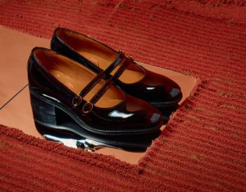 Aynı elbiseyle kombinlenmiş topuklu ayakkabı, beyaz spor ayakkabı, sandalet ve botların yan yana dizildiği; elbisenin alt kısmının da göründüğü kombin seçenekleri.