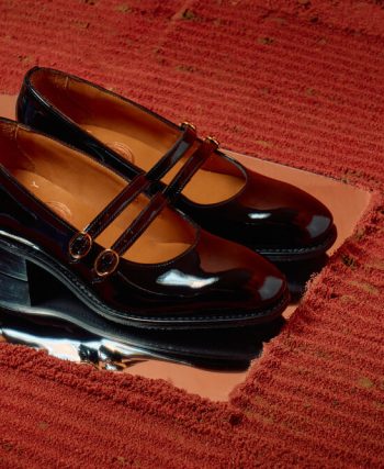 Aynı elbiseyle kombinlenmiş topuklu ayakkabı, beyaz spor ayakkabı, sandalet ve botların yan yana dizildiği; elbisenin alt kısmının da göründüğü kombin seçenekleri.