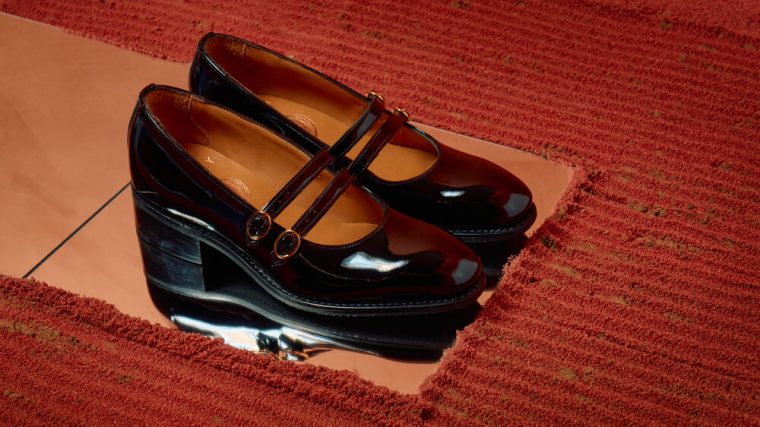 Aynı elbiseyle kombinlenmiş topuklu ayakkabı, beyaz spor ayakkabı, sandalet ve botların yan yana dizildiği; elbisenin alt kısmının da göründüğü kombin seçenekleri.