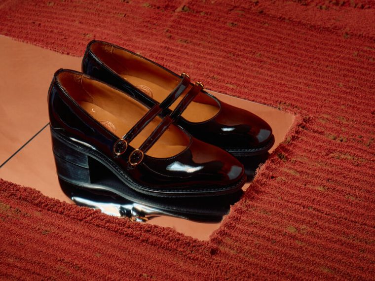 Aynı elbiseyle kombinlenmiş topuklu ayakkabı, beyaz spor ayakkabı, sandalet ve botların yan yana dizildiği; elbisenin alt kısmının da göründüğü kombin seçenekleri.