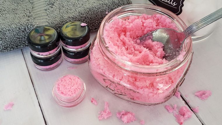 Evde hazırlanmış dudak peelingi kavanoz içinde, yanında doğal malzemeler ve fırça ile birlikte.