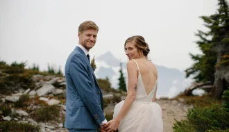 Bir çiftin sakin bir ortamda karşılıklı oturup konuştuğu, geleceğe dair duygusal hazırlıkları yansıtan sıcak ve samimi bir sahne.